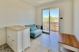 
                                                                                        Location
                                                                                         Très beau studio rénové avec magnifique vue mer