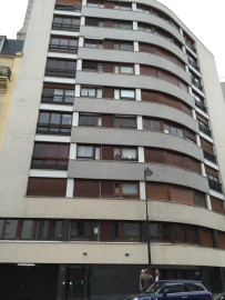 
                                                                                        Location
                                                                                         Très beau studio vue sur les toits commerces métro
