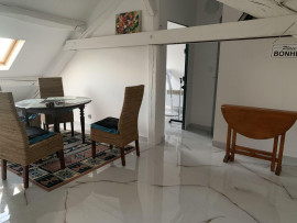
                                                                                        Location
                                                                                         Triangle d’or 2 pièces de 50m2 au sol meubles 810€