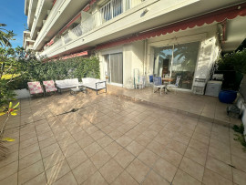 Location
Un havre de paix - appartement dans un parc privé - terrasse de 50m2 - 5 mn de la mer. (loyer tout inclus)