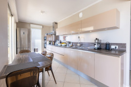 
                                                                                        Location
                                                                                         UNIQUE - Antibes résidentiel- Véritable penthouse meublé à l'année - 3 790 € / mois