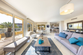 
                                                                                        Location
                                                                                         UNIQUE - Antibes résidentiel- Véritable penthouse meublé à l'année - 3 790 € / mois
