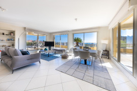 
                                                                                        Location
                                                                                         UNIQUE - Antibes résidentiel- Véritable penthouse meublé à l'année - 3 790 € / mois