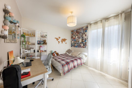 
                                                                                        Location
                                                                                         UNIQUE - Antibes résidentiel- Véritable penthouse meublé à l'année - 3 790 € / mois