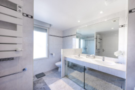 
                                                                                        Location
                                                                                         UNIQUE - Antibes résidentiel- Véritable penthouse meublé à l'année - 3 790 € / mois