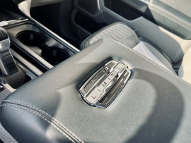 
                                                                                        Utilitaire
                                                                                         Utilitaire - Ford F150 LIMITED SUPERCREW POWERBOOST HYBRIDE - 109970€