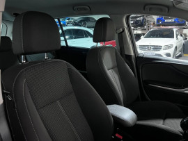 Voiture
                                                                                Vauxhall Zafira Tourer 2.0 CDTi SRi Nav MPV 5dr Diesel Manual Euro 6 (s/s) (170 ps)