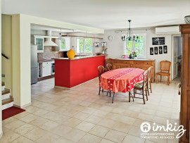 
                                                                                        Vente
                                                                                         Villa 5 pièces 142,8 m² , jardin  avec piscine