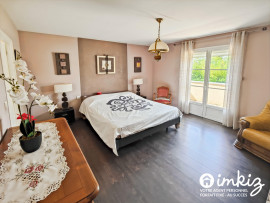 
                                                                                        Vente
                                                                                         Villa 5 pièces 142,8 m² , jardin  avec piscine