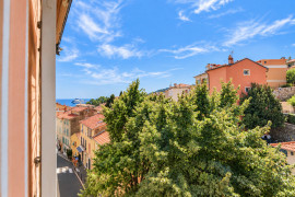 
                                                                                        Vente
                                                                                         Villefranche-sur-mer- Beau 3 pièces de 52 m² en dernier étage à deux pas de la mer