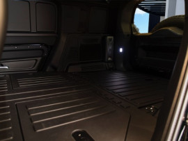 
                                                                                        Voiture
                                                                                         Voiture 4x4 - Land Rover Defender 110 D250 /S UTILITAIRE 3 PLACES - 99970€