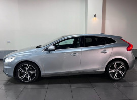 Voiture
Volvo V40 1.5 T2 GPF R-Design Pro Hatchback 5dr Petrol Auto Euro 6 (s/s) (122 ps)