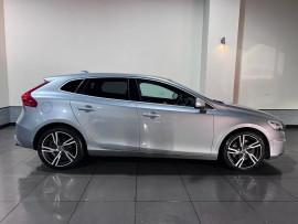 Voiture
Volvo V40 1.5 T2 GPF R-Design Pro Hatchback 5dr Petrol Auto Euro 6 (s/s) (122 ps)