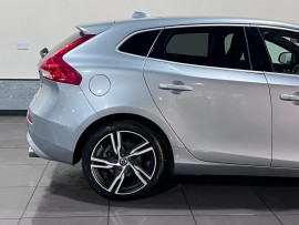 Voiture
Volvo V40 1.5 T2 GPF R-Design Pro Hatchback 5dr Petrol Auto Euro 6 (s/s) (122 ps)