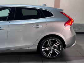 Voiture
Volvo V40 1.5 T2 GPF R-Design Pro Hatchback 5dr Petrol Auto Euro 6 (s/s) (122 ps)