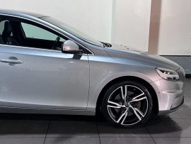 Voiture
Volvo V40 1.5 T2 GPF R-Design Pro Hatchback 5dr Petrol Auto Euro 6 (s/s) (122 ps)