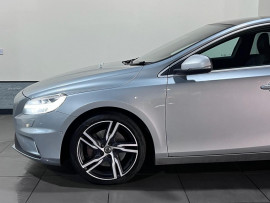 Voiture
Volvo V40 1.5 T2 GPF R-Design Pro Hatchback 5dr Petrol Auto Euro 6 (s/s) (122 ps)
