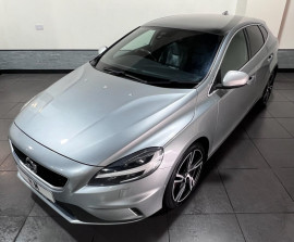 Voiture
Volvo V40 1.5 T2 GPF R-Design Pro Hatchback 5dr Petrol Auto Euro 6 (s/s) (122 ps)