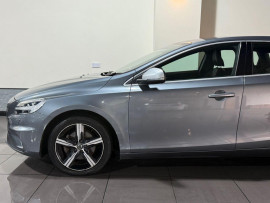 Voiture
Volvo V40 2.0 T2 R-Design Nav Plus Hatchback 5dr Petrol Manual Euro 6 (s/s) (122 ps)