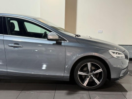 
                                                                                        Voiture
                                                                                         Volvo V40 2.0 T2 R-Design Nav Plus Hatchback 5dr Petrol Manual Euro 6 (s/s) (122 ps)