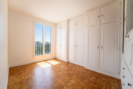 
                                                                                        Location
                                                                                         Vue lac & Tour Eiffel - Lumineux - 71m₂ rénové