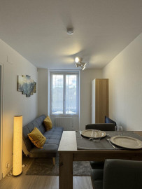 
                                                                                        Location
                                                                                         Vue Seine, Proximité RER D - T2 Cosy à Découvrir !