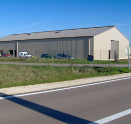 À vendre ou à louer un entrepôt de 920 m²  proche d'Auxerre dans l' Yonne Saints-en-Puisaye
