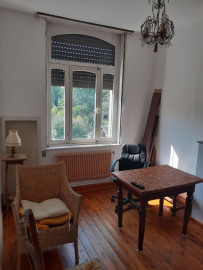 Chambre vue jardin dans maison années 30 Anstaing