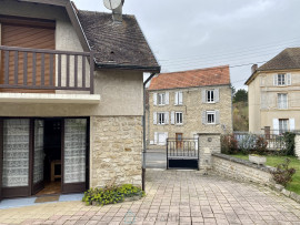 Maison avec garage sur cour partagée VETHEUIL
