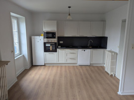 Maison de bourg, cuisine et peinture refait à neuf Gelles