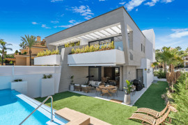 Maison de ville moderne à Banus Bay Residence Marbella