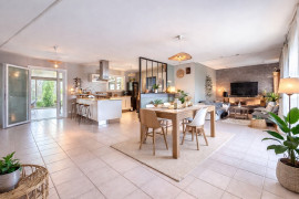 Maison familiale 4 CHAMBRES et un bureau avec appartement T2 indépendant, véranda et grand jardin – Saint-Pierre-d’Eyraud Saint-Pierre-d'Eyraud