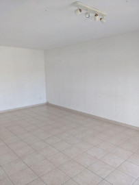 P3  avec balcon sur cour commune avec garage Générac