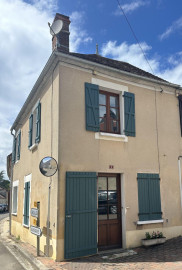 Petite maison ancienne en plein coeur du village. Saint-Sauveur-en-Puisaye