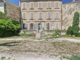 Propriété de plus de 600m2 avec dépendances Caumont-sur-Durance