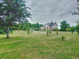 Propriété en pierre 6 pièces avec 1,4 hectares de terrain dangy