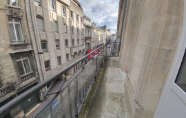 TOURNY : Balcon et 2 places de Parking Bordeaux