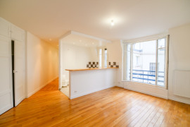 2 PIECES SUR COUR Paris 7ème