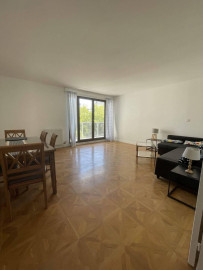 Appartement de 93 m² avec 2 Balcons, Vue Dégagée — Puteaux