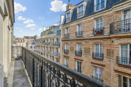 Appartement trois pièces traversant avec balcon Paris 7ème