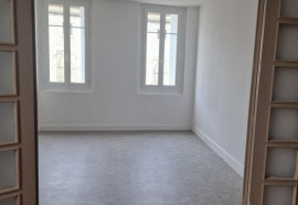 BEL APPARTEMENT T5 REFAIT A NEUF Barbezieux-Saint-Hilaire