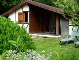 Chalet en bord d'étang Le Fay