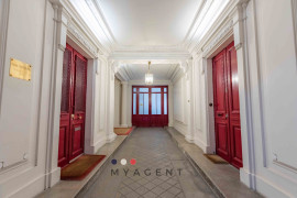 Chambre de service refaite à neuf - Saint Lazare Paris 8ème