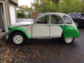 Citroën 2cv vert et blanc Agonges