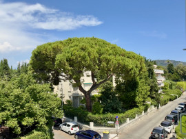 Deuxième et dernier étage d'une petite maison Nice