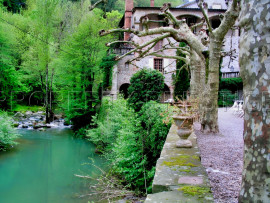 ARDECHE Domaine du XIXe 5 ha Bord de rivière Privas