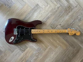 Fender Stratocaster 1979 Hardtail en Wine Red Paris 6ème