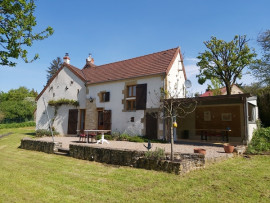 Fermette jumelée de plus de 100 m2 avec jardin su Nolay