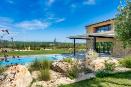 GARD PROPRIETE CONTEMPORAINE 1.3 HA VUE DOMINANTE Vezenobres