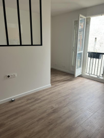 Grand studio refait à neuf 18 ème résidentiel Paris 18ème